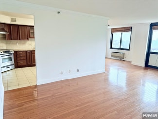 1265 15th St, Fort Lee, NJ 07024