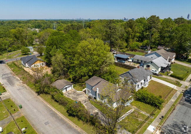 Without many suburb-style neighborhoods, Dixie Hills neighborhoods consist of houses in blocks.