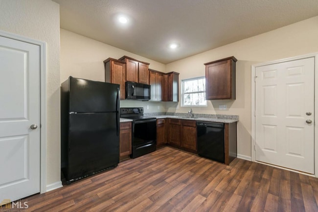 913 Highwood Ln, East Point, GA 30344 - photo 5