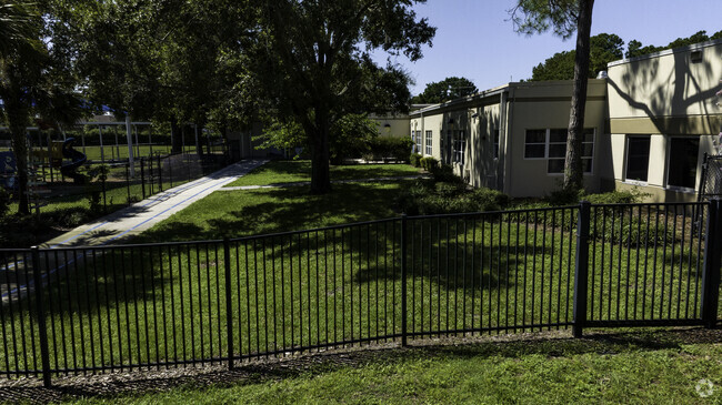 Palm Lake Elementary offers an outdoor courtyard for students and staff.