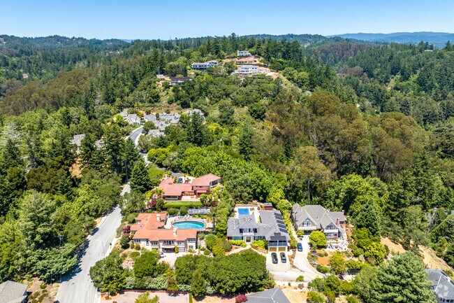 Carbonera is a small, residential community perched in the hilly outskirts of Santa Cruz.