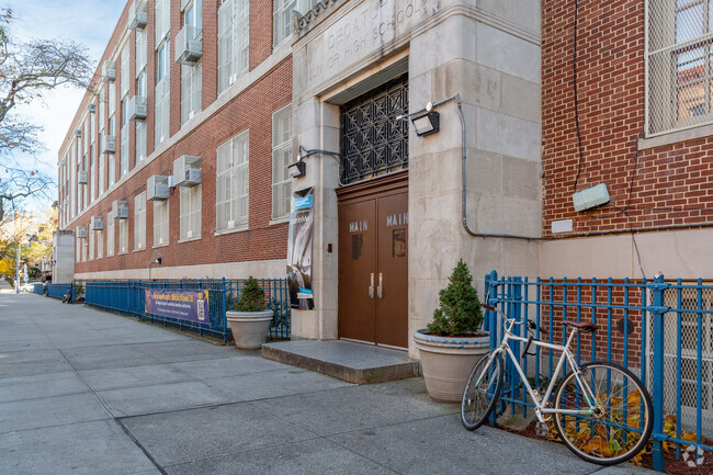 The courses at Decatur Junior High School encourage criitcal thinking and creativity.
