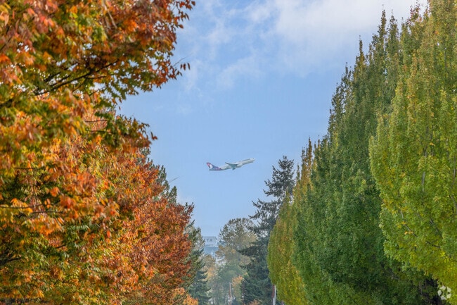 The Manhattan neighborhood is rather close to Seattle-Tacoma International Airport.