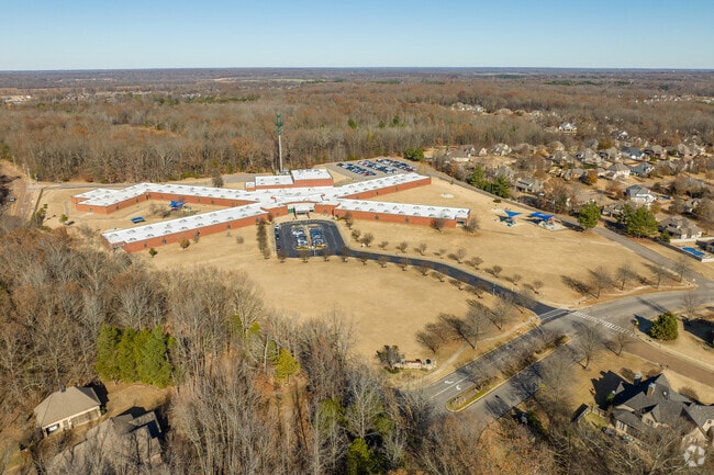 Lakeland Elementary teaches students from grades PK through 4.