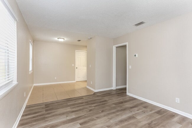 9505 Waynesboro Ave, Jacksonville, FL 32208 - photo 3