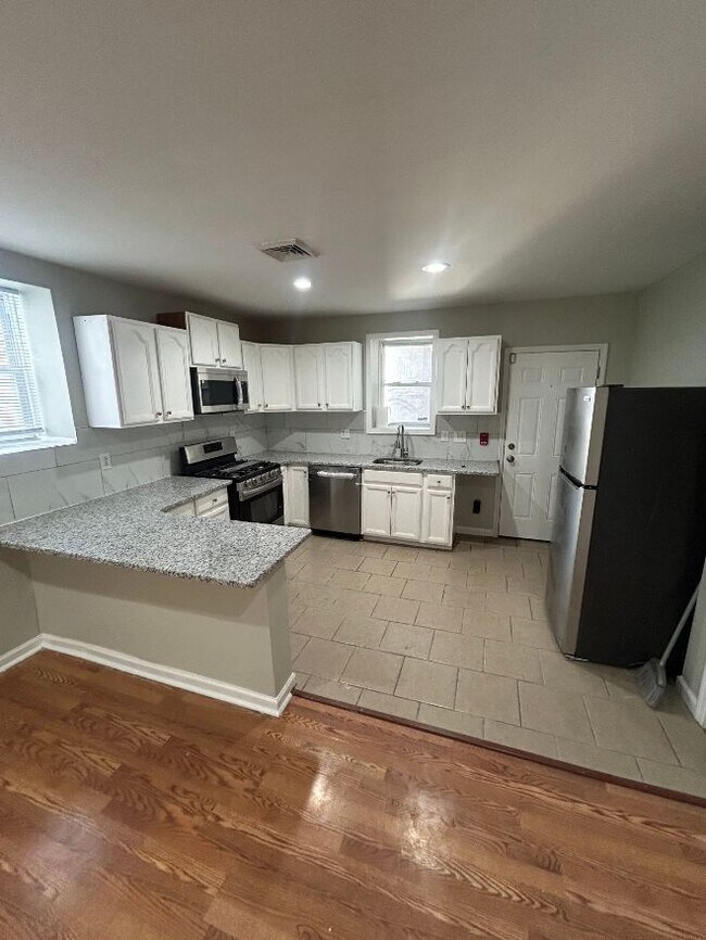 1311 S 52nd St unit 4, Philadelphia, PA 19143 - photo 4