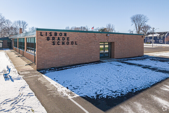 The student-teacher ratio at Newark's Lisbon Grade School is 10 to 1