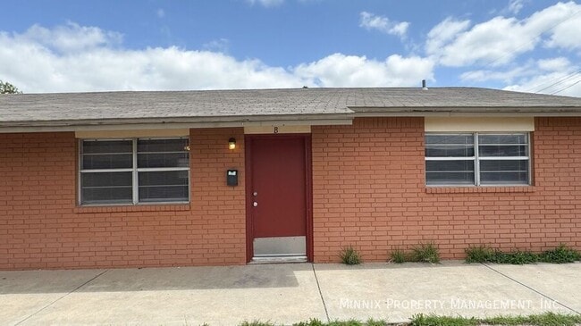 2406 W 16th St unit B, Plainview, TX 79072 - photo 2