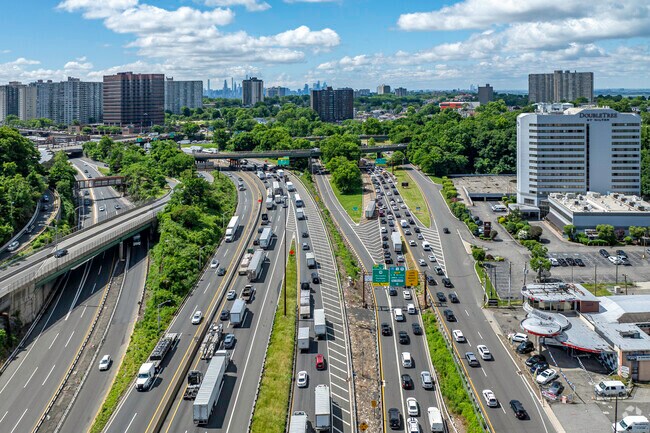 I-95 connects Route 9 and Palisades Pkwy, making commuting easier for Ridgefield residents.
