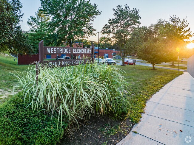 Westridge Elementary School is located in the center of the neighborhood, convenient for pickups and drop-offs.