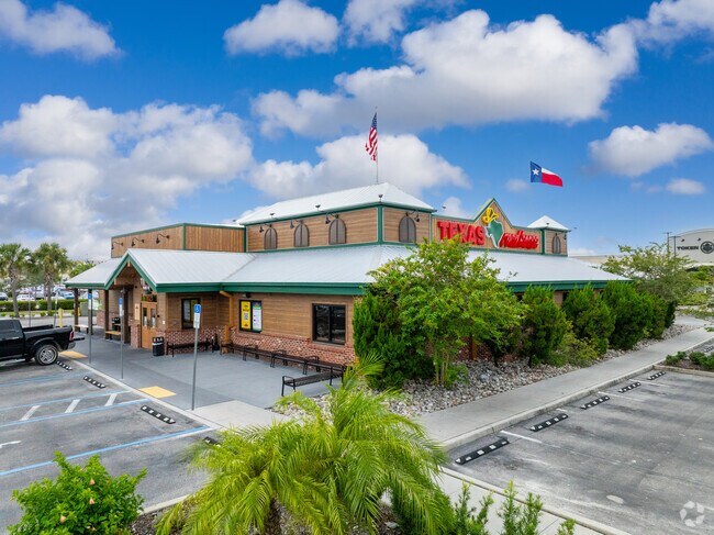 For easy steaks and other American fare, Texas Roadhouse is a convenient option close to Dunbar.