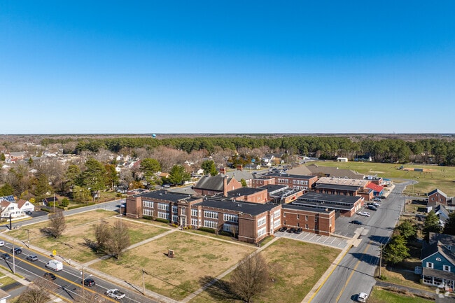 Georgetown Middle School has 885 students in grades 6-8.