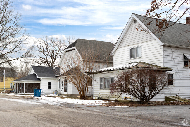 Home Corner has many National style homes with multiple floors and lots of space.