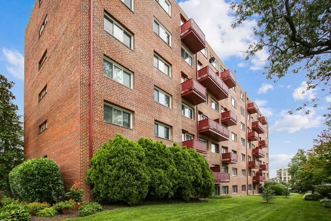The Lancaster unit 209, Arlington, VA 22204 - photo 3