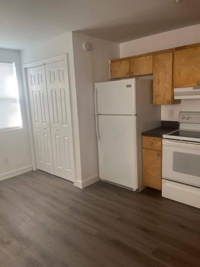 6806 Thomas Cir unit B, Tampa, FL 33619 - photo 3