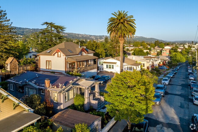 Dimond District offers some historic homes among tall palm trees tower over narrow streets.