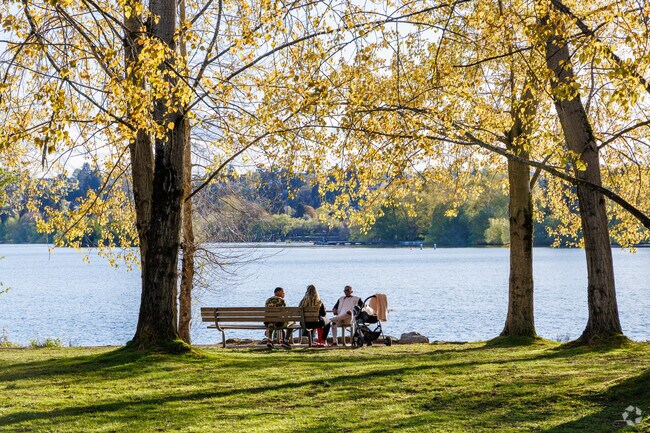 Roosevelt locals can enjoy a picnic at Green Lake, taking in the beautiful views year round.