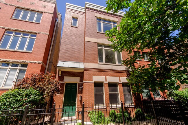 1344 W Grenshaw St unit B, Chicago, IL 60607 - photo 3