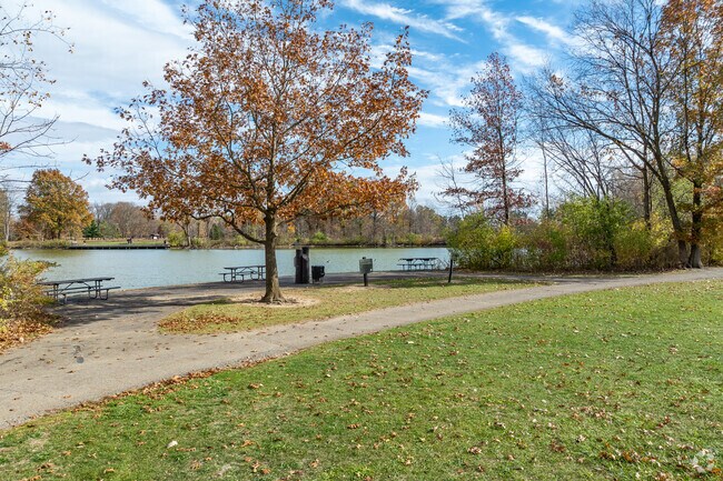 Sharon Woods Metro Park in Westerville, Ohio features a bike path and a lake.