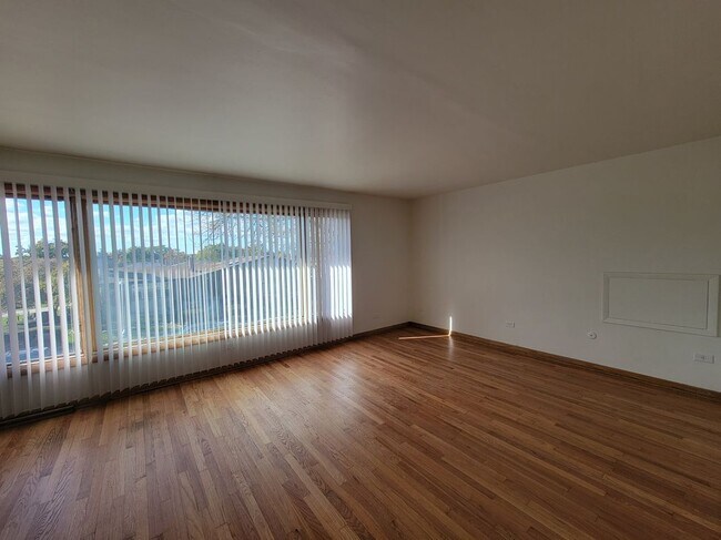 9225 S Cregier Ave, Chicago, IL 60617 - photo 5