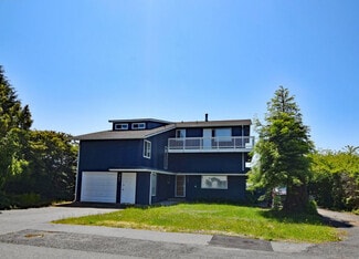 443 Pine St, Brookings, OR 97415