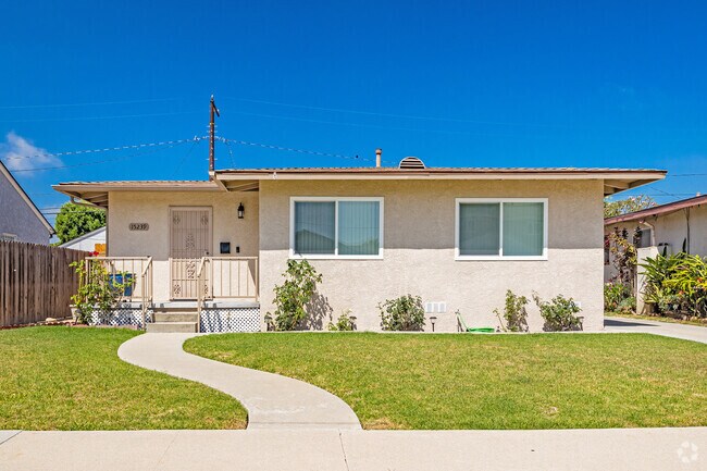 One story homes with stucco sidings are Alondra Park's general architecture.