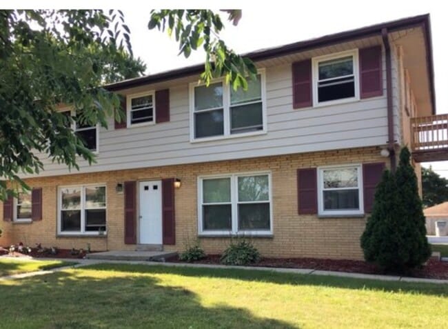 9101 W Morgan Ave unit 1, Milwaukee, WI 53228 - photo 2