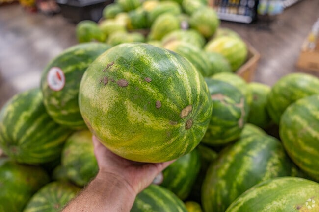 Bennett Estates has many local grocery stores with the freshest produce around.