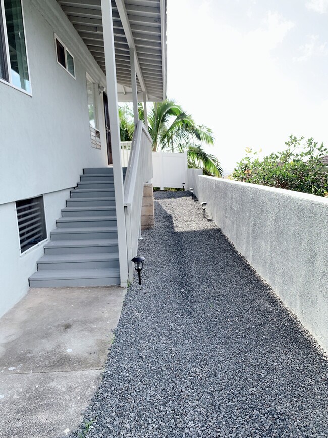 1559 Puolani St, Honolulu, HI 96819