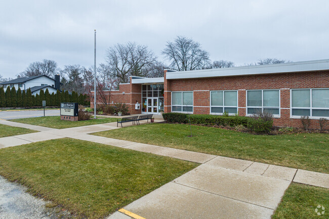 Hawthorne Elementary School has a student-teacher ratio of 8 to 1.