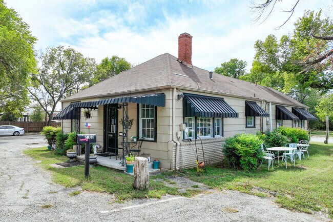 Locals grab lunch and a trim at Sasa’s Place Cafe & Salon in Dalworthington Gardens.
