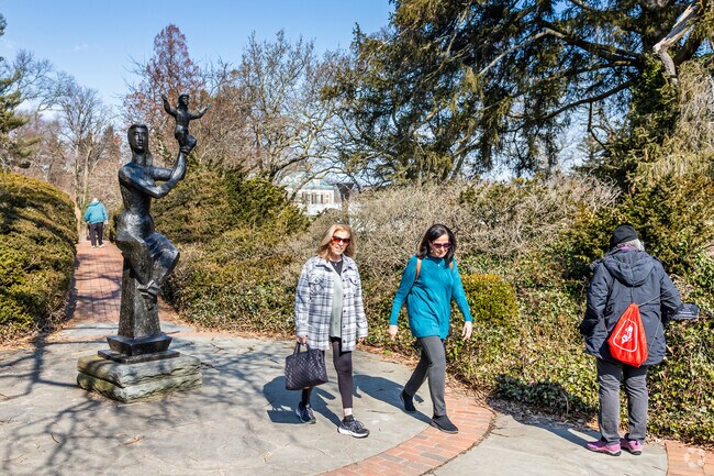 Roslyn Harbor is home to the Nassau County Museum of Art.