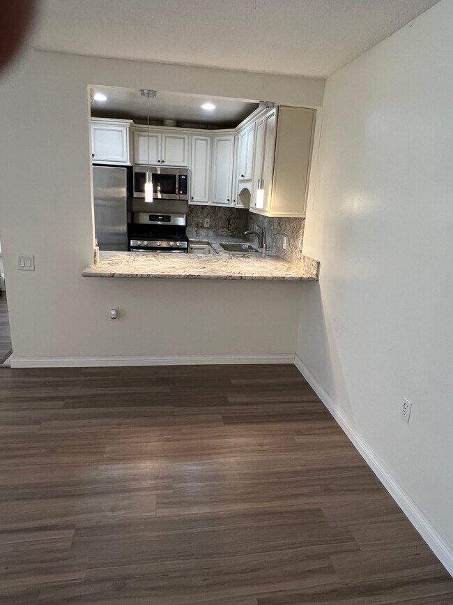 19156 Avenue of The Oaks unit B, Newhall, CA 91321 - photo 7