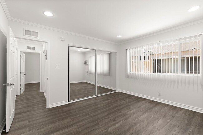 Cozy Perfect Location Three Bedroom Available in Los Angeles!, West Hollywood, CA 90048 - photo 7