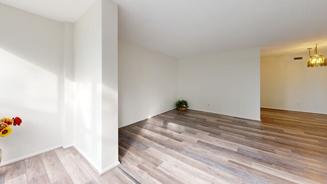 Pendleton Club unit 304, Daytona Beach, FL 32118 - photo 2