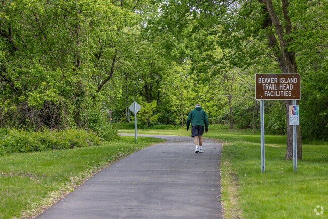 On Southside's eastern border, the Beaver Island Trail runs along the banks of the Mississippi River.