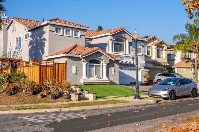 Enjoy spacious properties and modern designs in San Jose's Chaboya neighborhood.