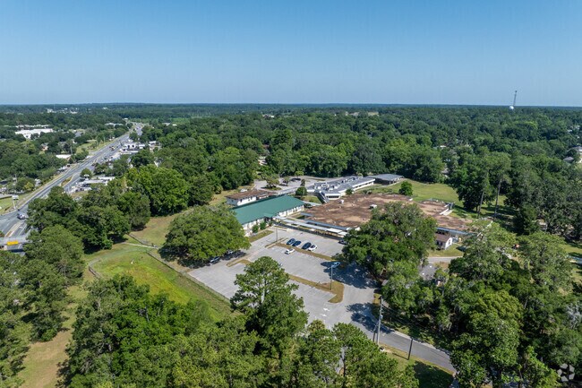 Alachua Elementary School is conveniently off the main road in Alachua.