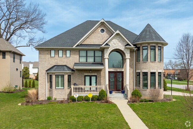 Custom homes are available in Peach Creek.