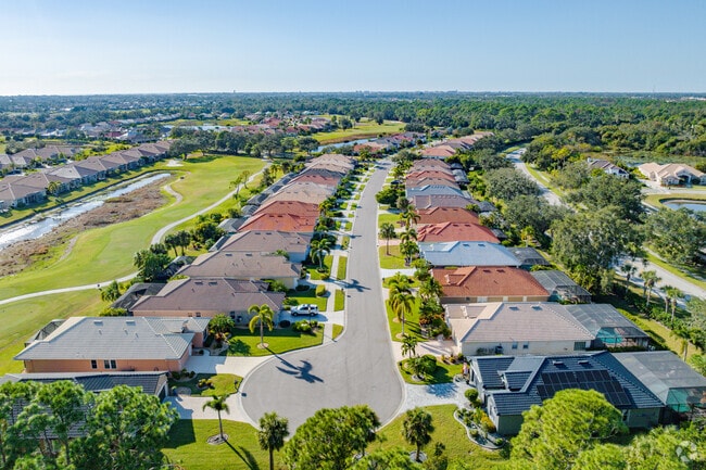 Many single family homes in Venice Farms are in HOA communities.