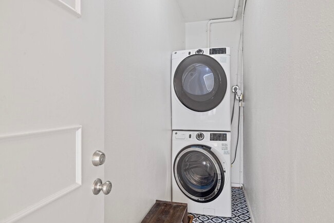 2338 NW Hoyt St, Portland, OR 97210 - photo 4