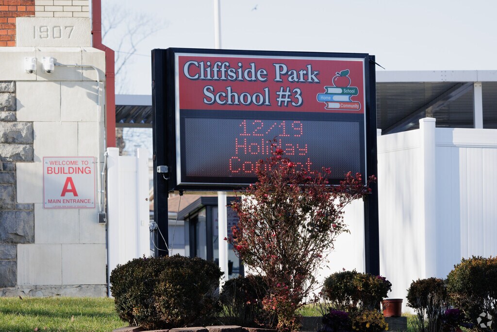 Cliffside Park School #3 in Cliffside Park, NJ receives an overall Niche rating of B-.