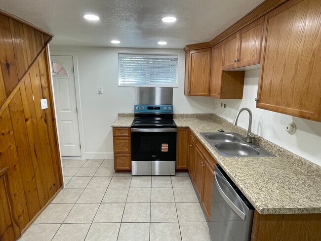 237 W Ardmore Place unit Downstairs, Salt Lake City, UT 84103 - photo 2