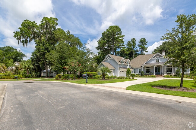 Homes on Colleton Island in Bluffton have driveways and spacious garages.