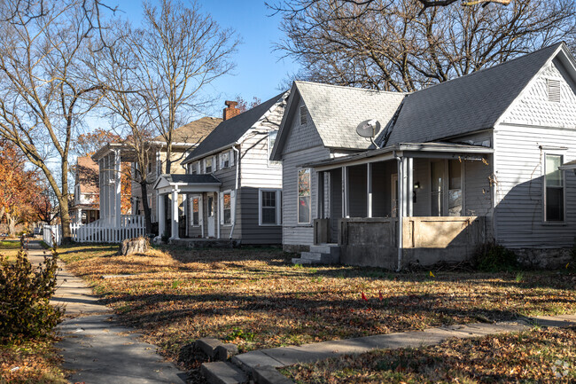 Many of the homes in Murphysburg have small front porches.
