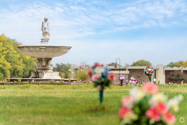 The largest park in Paramount is a large cemetery along the entire northern border.