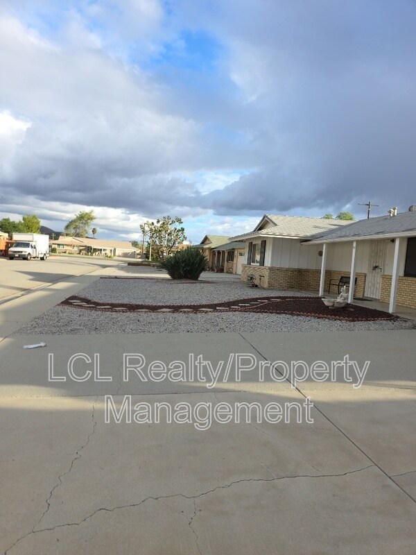 26201 Fountain Bleu Dr, Sun City, CA 92586 - photo 2