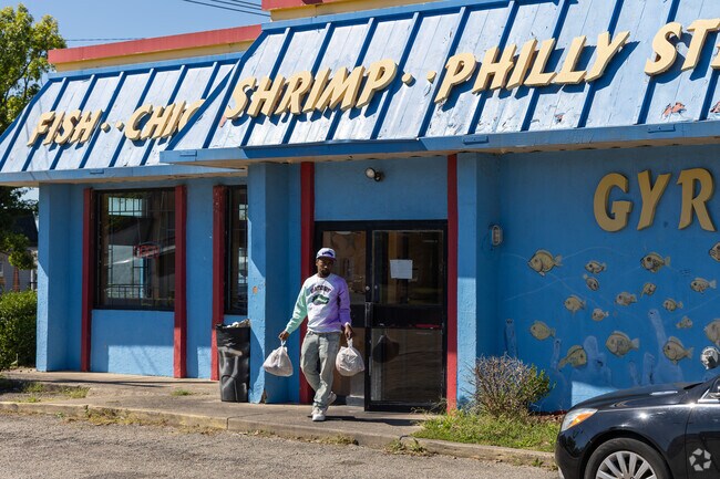 Residents can grab a quick bite to eat from JJ's Fish & Chicken in Princeton Heights.