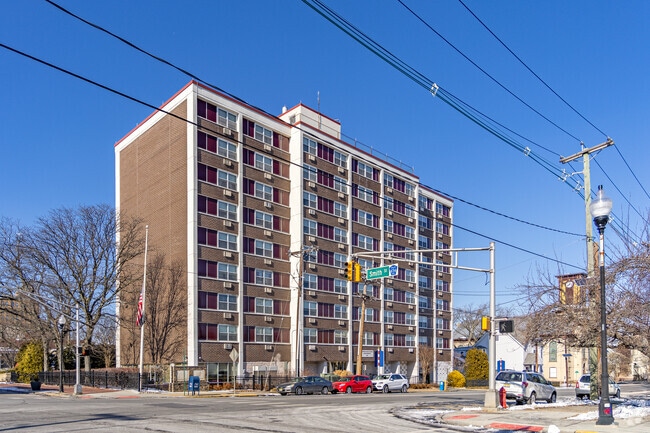 There are several apartment and condo complexes with one- to four-bedroom units in State Street, NJ.