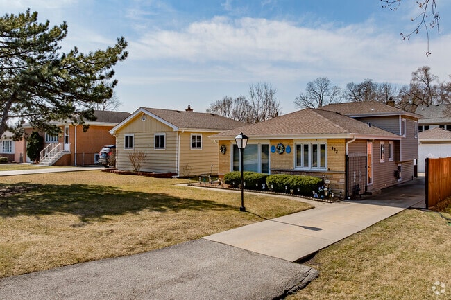Ranch-style homes are prevalent in the Wood Dale area.